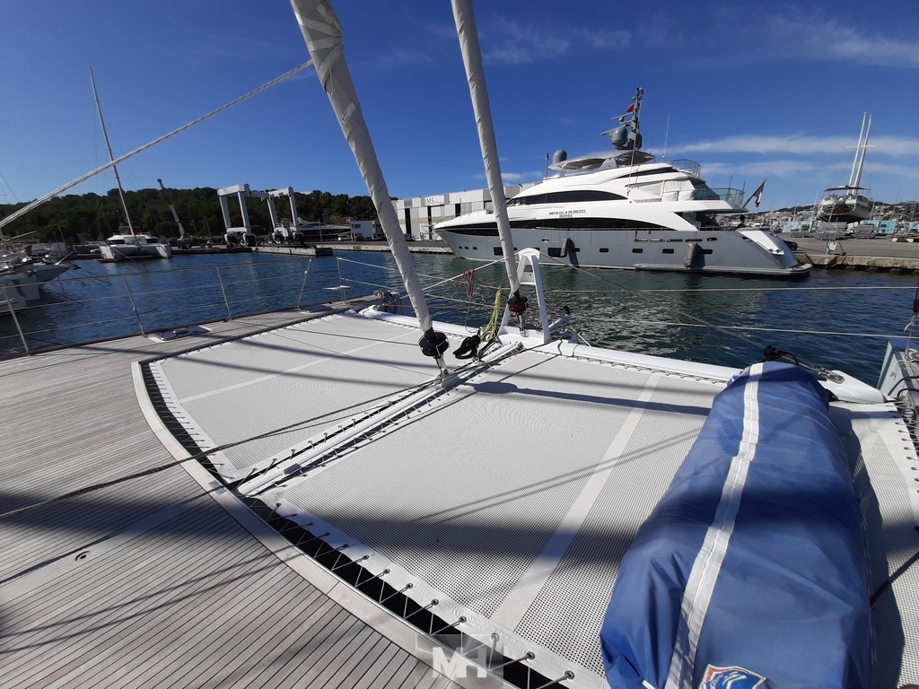 Catana 82