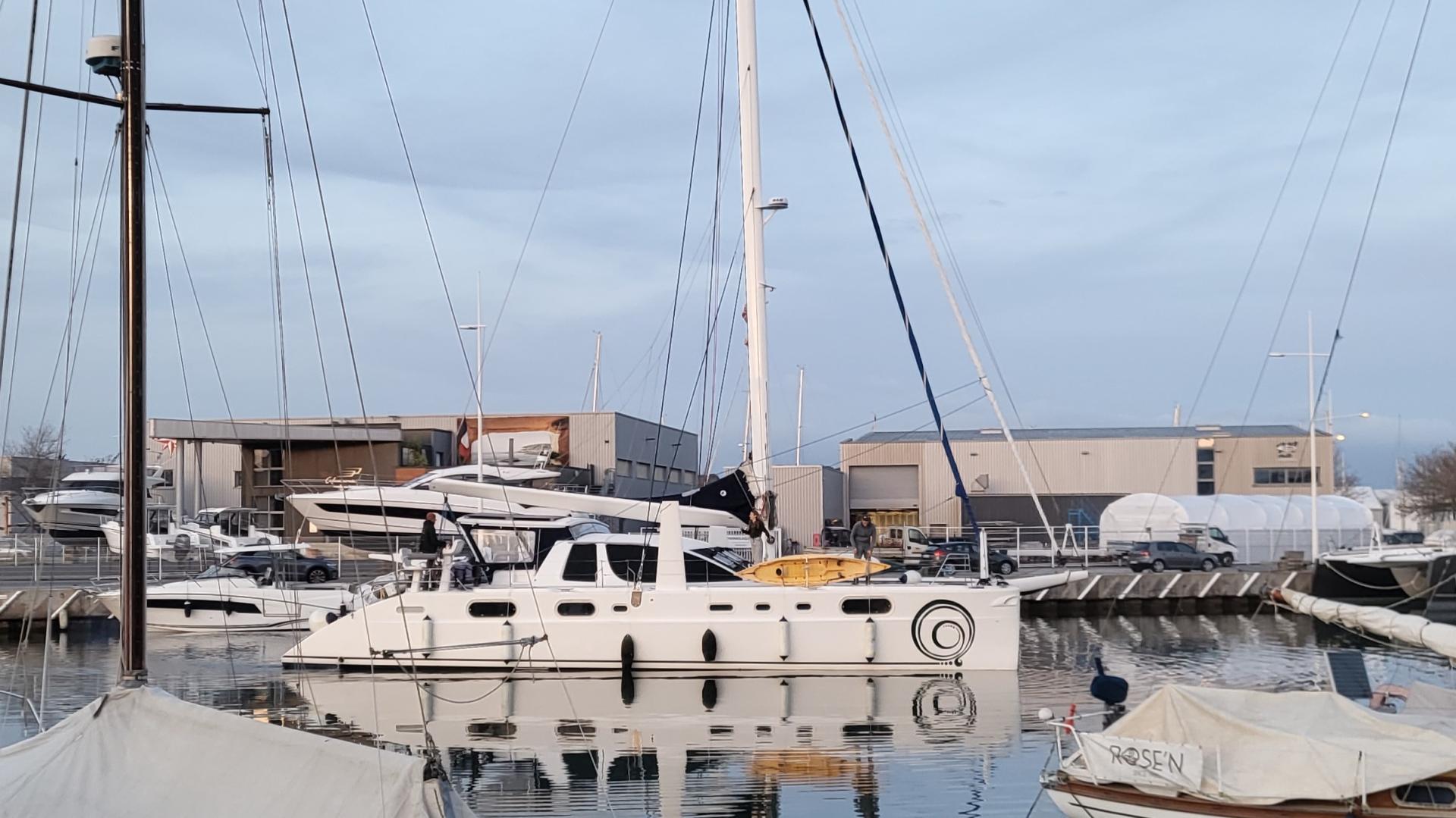 Catana 582